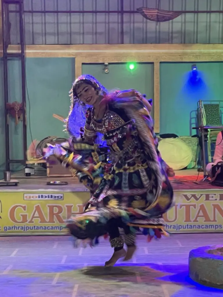 danse folklorique et traditionnelle du rajasthan dans le désert de sam