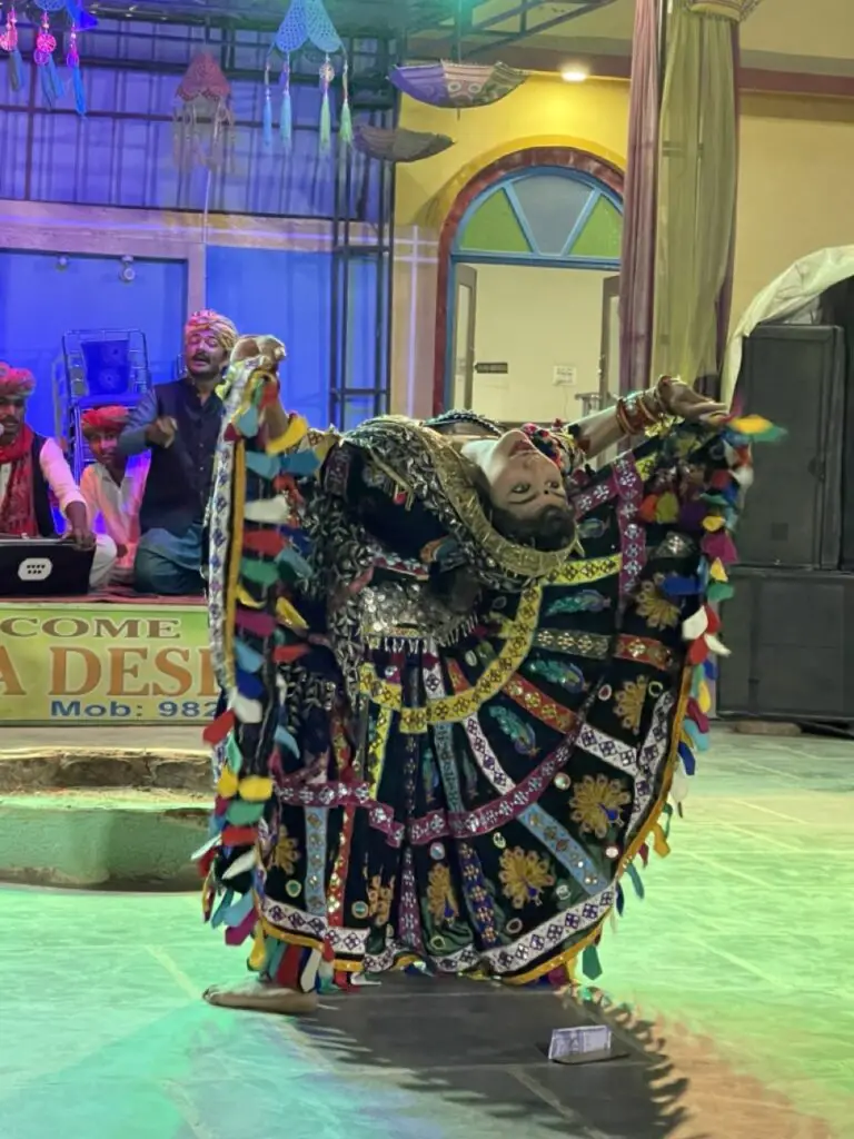 danse traditionnelle du rajasthan dans le désert de sam