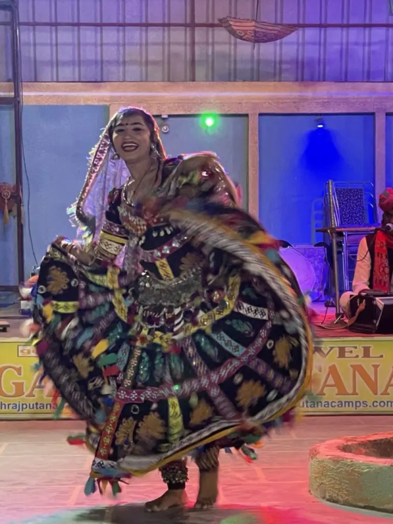 danse traditionnelle du serpent au rajasthan dans le désert de sam