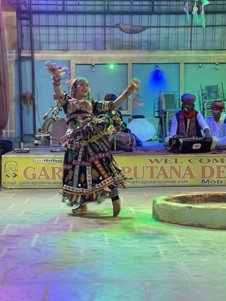 danse traditionnelle et coloré du rajasthan dans le désert de sam