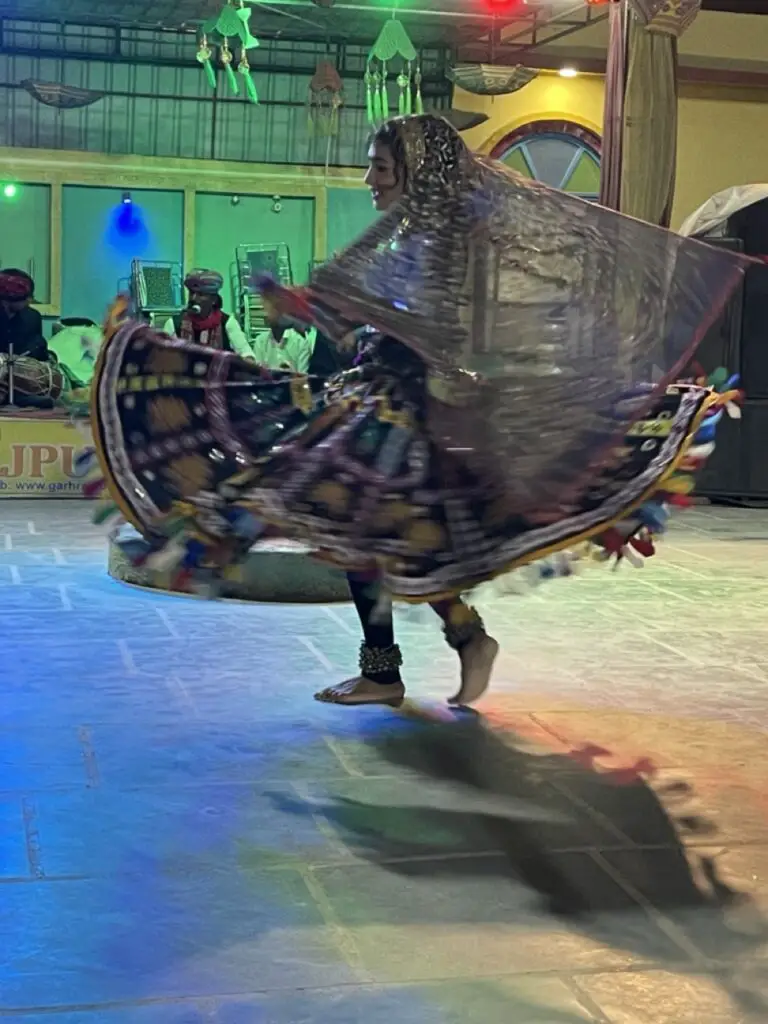 danseuse traditionnelle du rajasthan dans le désert de thar