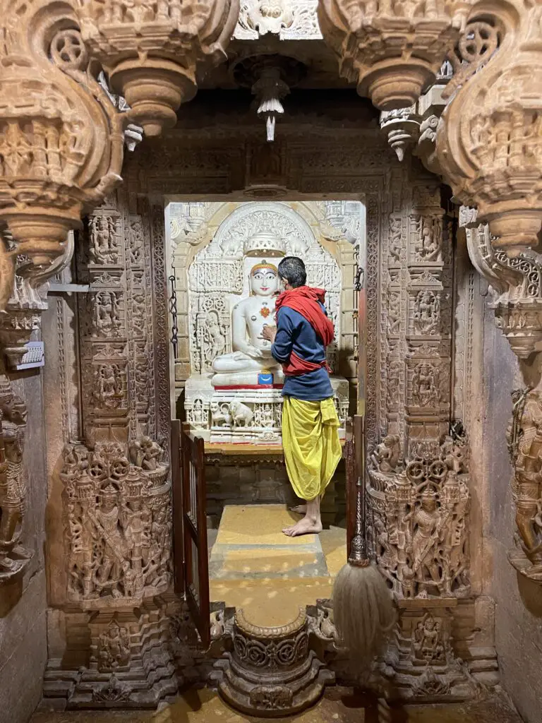 dévotion au temple jain à Jaisalmer