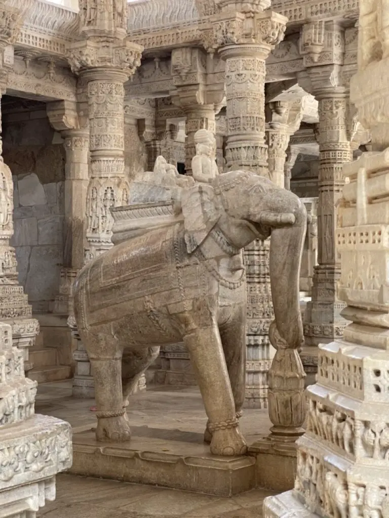 Eléphant en marbre sculpté au Temple jaïn à Ranakpur en Inde