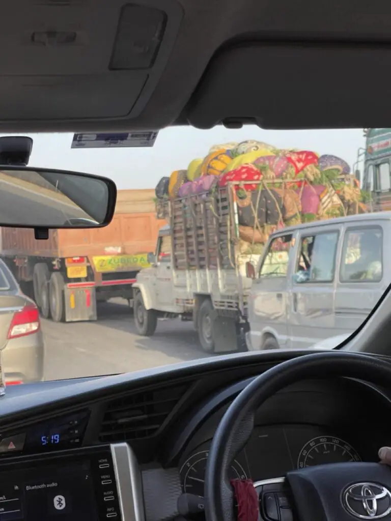 embouteillage sur les routes d'inde en direction de jaipur