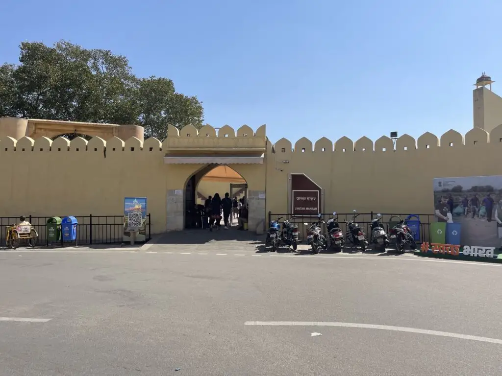 entrée à l'observatoire de Jantar Mantar à Jaipur