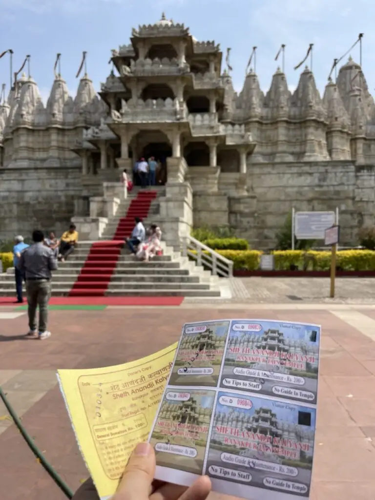 entrée dans le Temple jaïn au 1444 colonnes de marbre à Ranakpur dans le rajasthan
