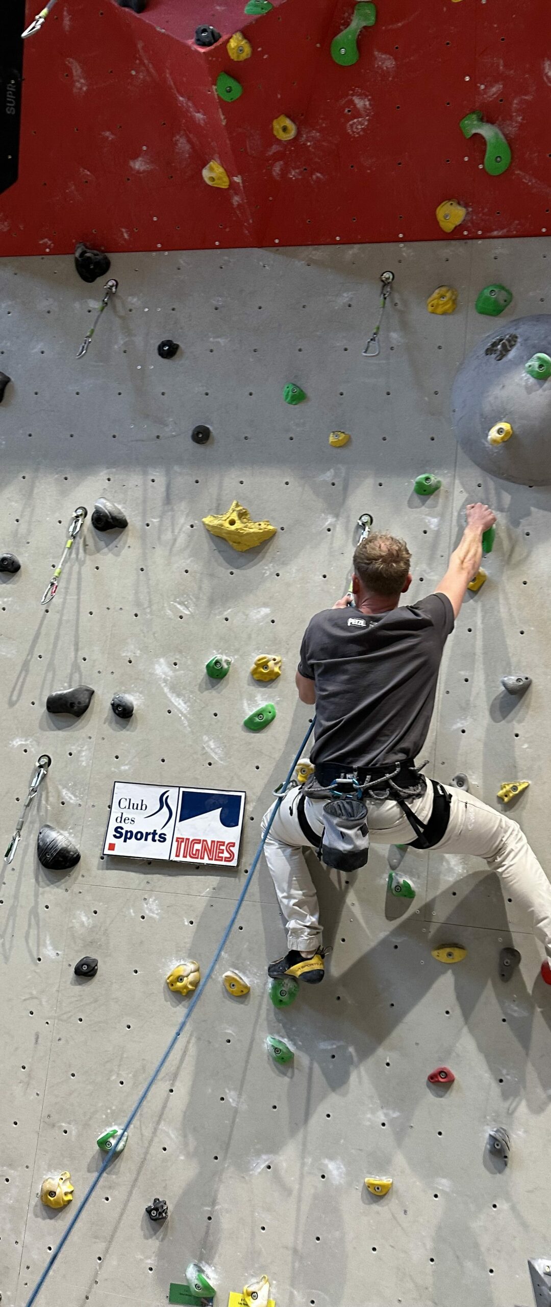 Escalade 7a indoor avec baudrier Petzl Aquila