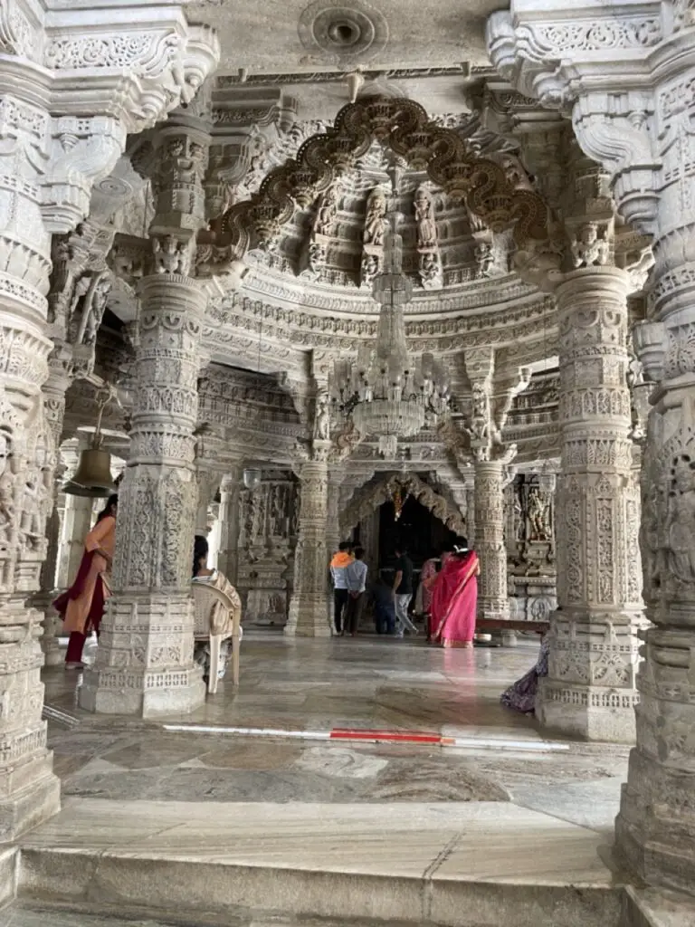 Espace sacré au centre du Temple jaïn de Ranakpur dans le rajasthan