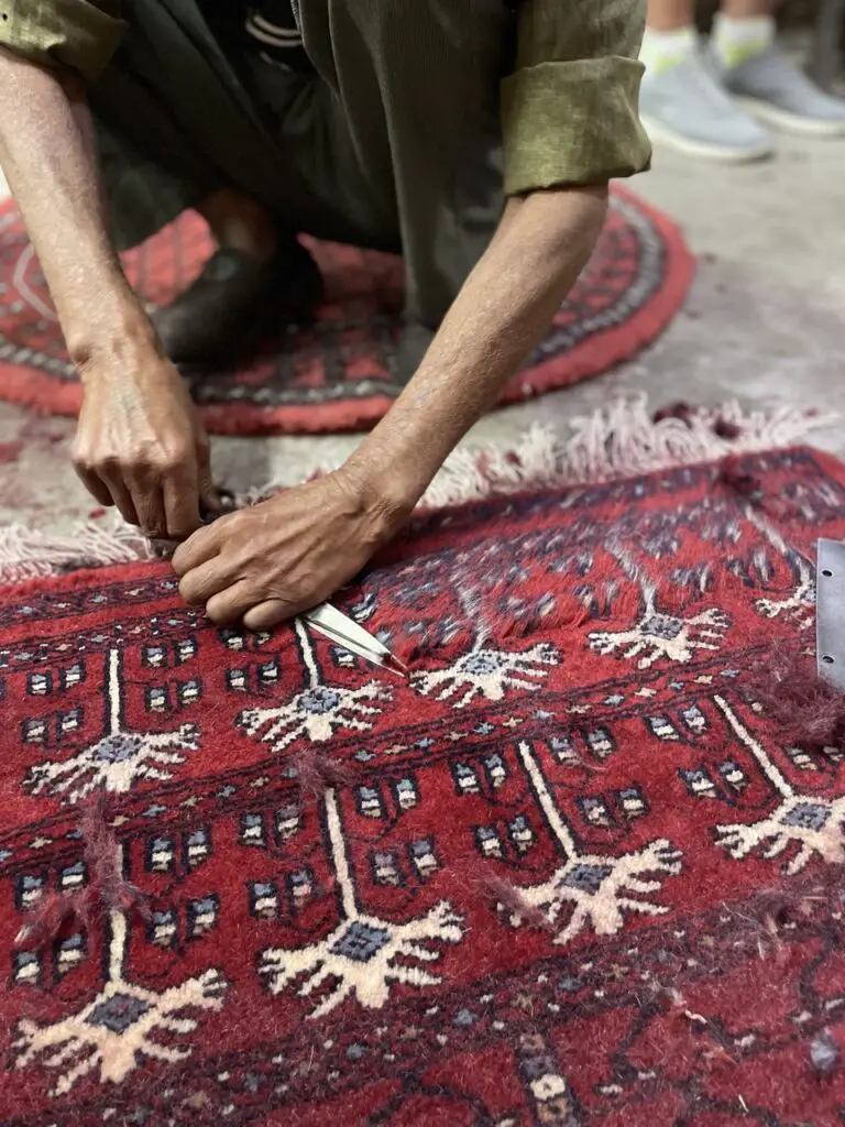 etape de couper la laine d'un tapis d'inde à jaipur