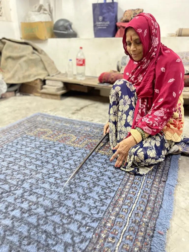 étapes de séparation des fils d'un tapis en laine à jaipur