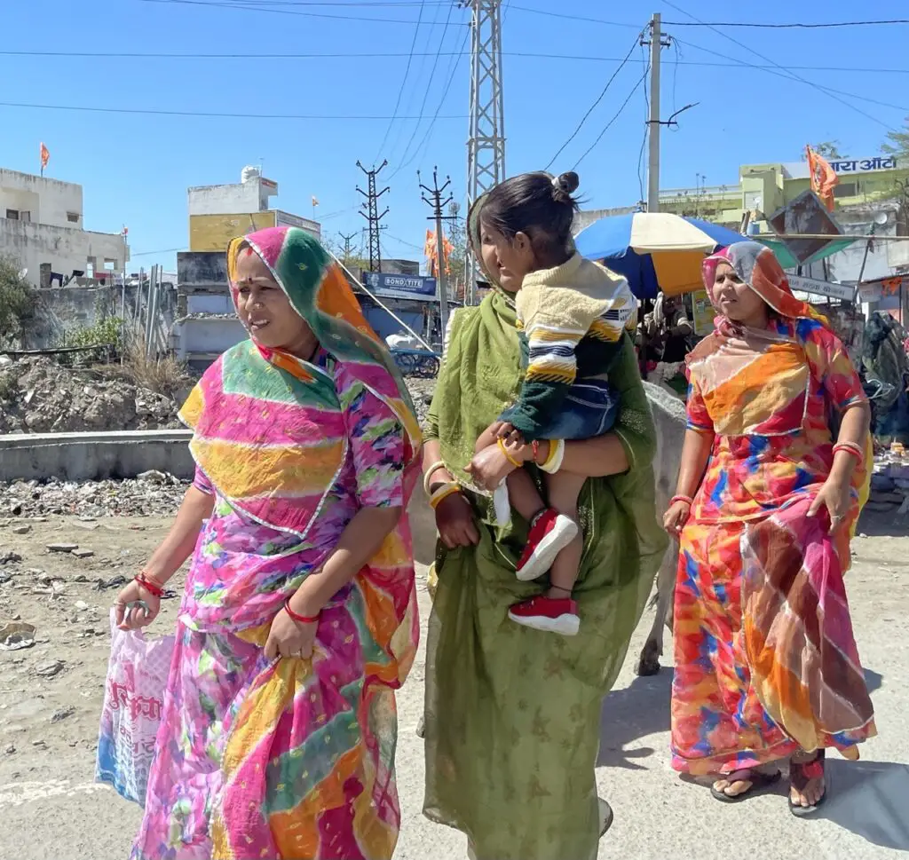 Femmes indiennes habillées de vêtements de couleurs au rajasthan