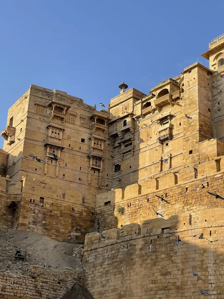 finesse de travail sur la façade des maisons de jaisalmer en inde