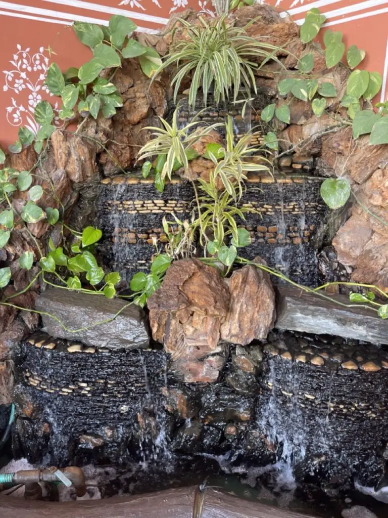 fontaine à l'entrée du restaurant Heritage cuisine à Jaipur.