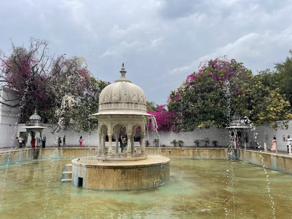 Fontaine au Jardin botanique Shaemiyon ki bari à Udaipur