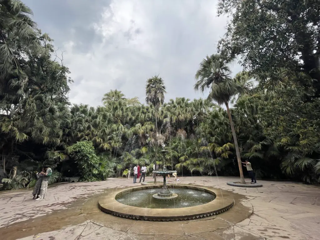 fontaine au milieu d'une fo^ret d'arbre exotique au Jardin botanique Shaemiyon ki bari à Udaipur