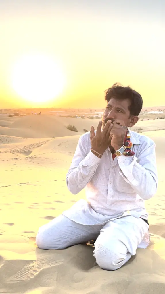 joueur de guimbarde dans le désert de thar au Rajasthan