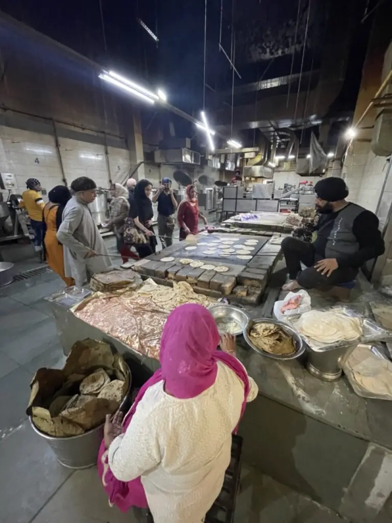 la cuisine communautaire du Gurdwara à côté du temple sik Gurudwara Bangla Sahib