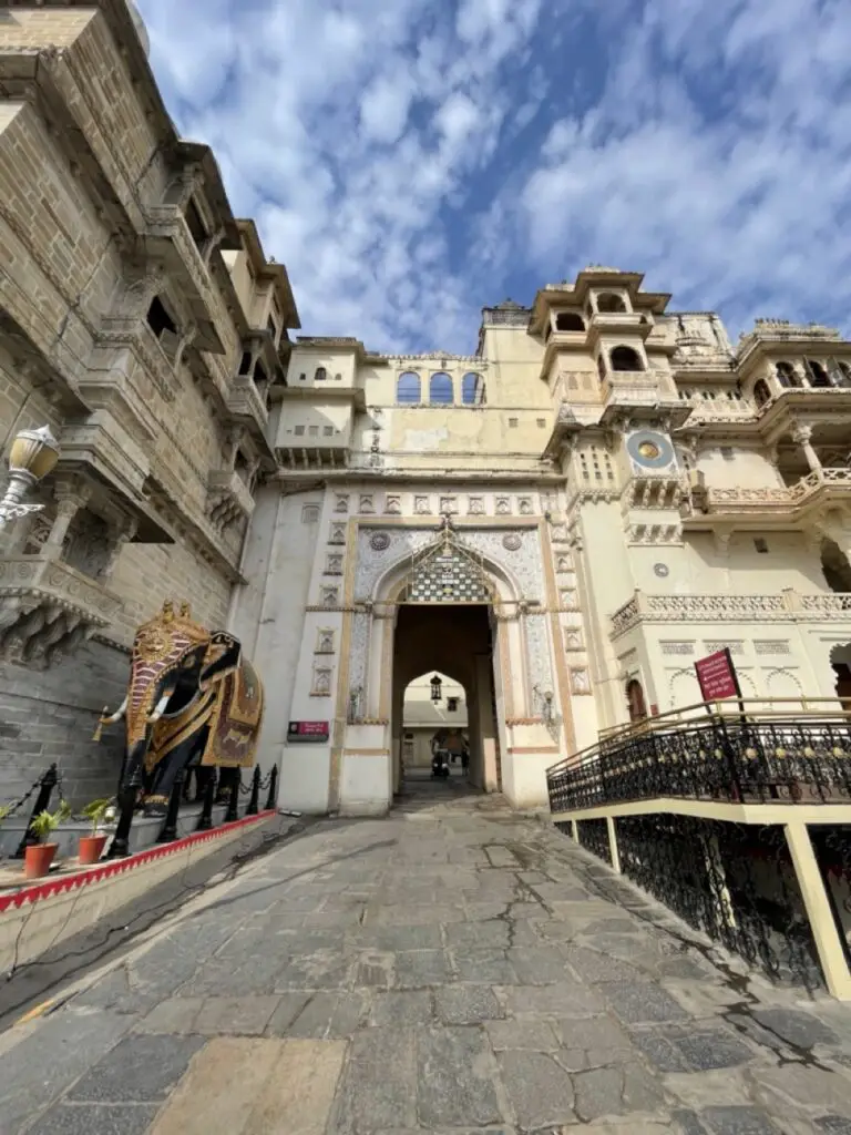 L'entrée du plus grand palais du rajasthan en inde à Udaipur