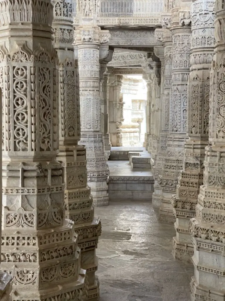Les colonnes en marbre du Temple d'Adinath qui est Le plus grand temple jain d'inde à Ranakpur