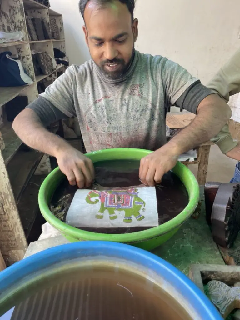 les étapes de fabrication d'impression de motif sur tissu à jaipur