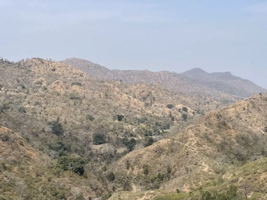 les montagnes de ranakpur au Rajasthan