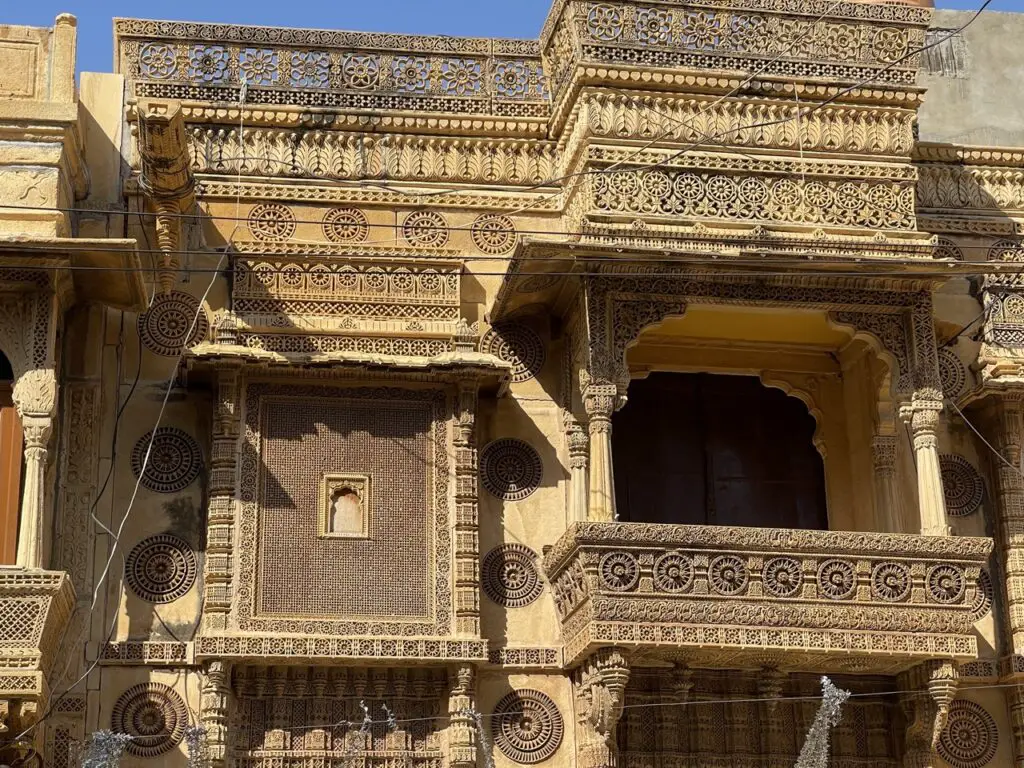 l'immense beauté des façades des batiments de la ville de jaisalmer au rajasthan