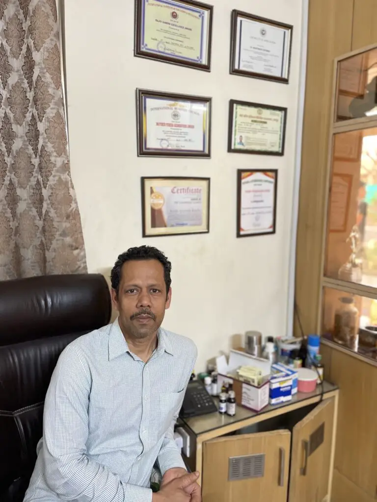 Mahendra Sharma docteur en medecine ayurvédique à jaipur au centre Kerala Ayurveda Kendra à jaipur