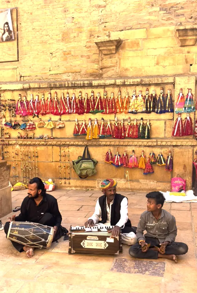 musiciens devant la magnifique batisse de Patwao ki haveli à Jaisalmer