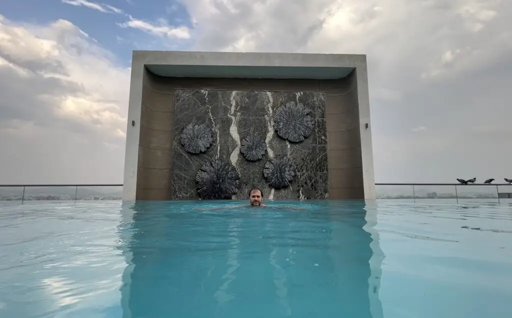 nage dans la piscine de l'hotel d'udaipur