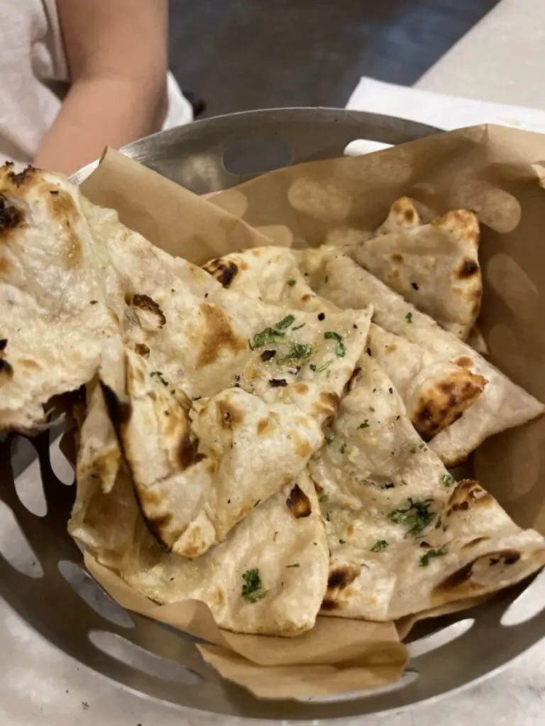 nans au fromage en inde dans restaurant à delhi