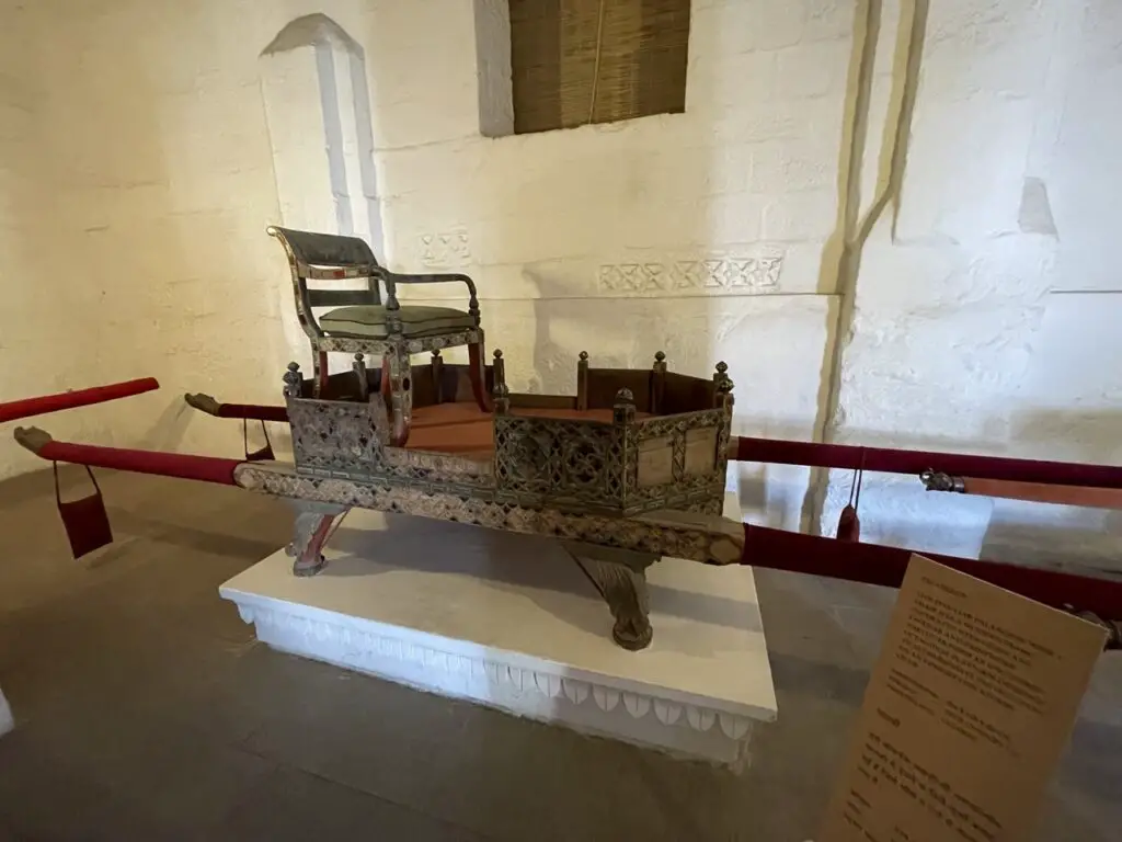 palanquin en bois au Daulat Khana de Jodhpur