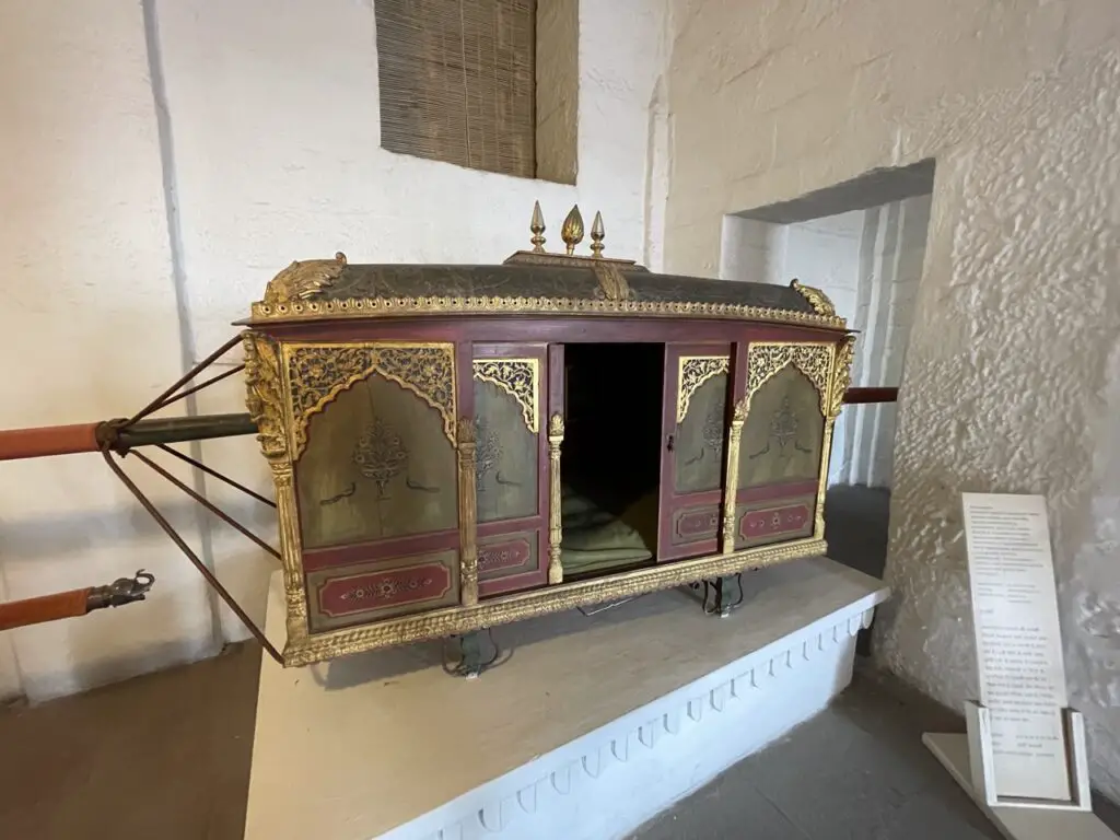 palanquin fermé en bois au Daulat Khana de Jodhpur