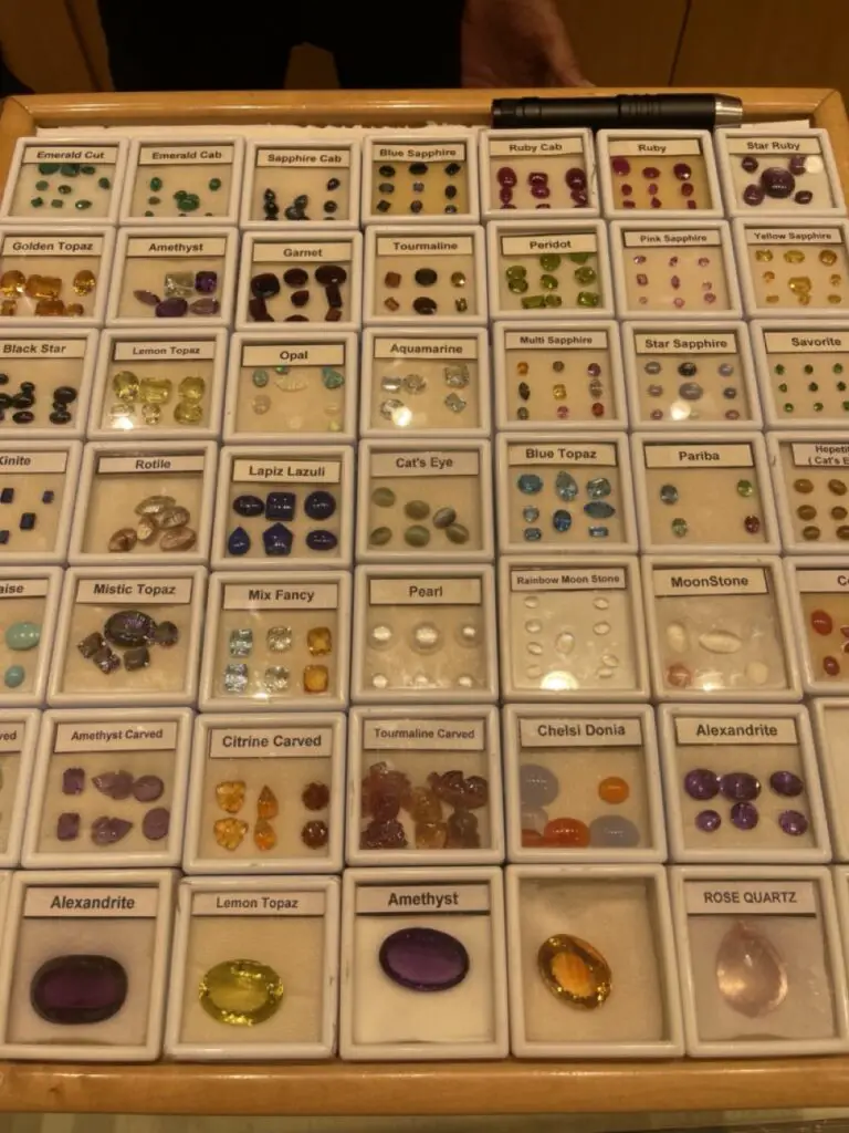 palette de pierres précieuses que l'on trouve à jaipur en inde