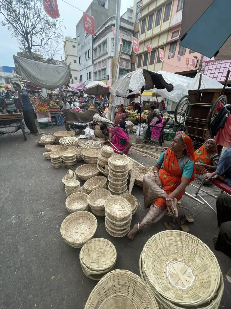 panier d'osier artisanal au marché d'udaipur en inde