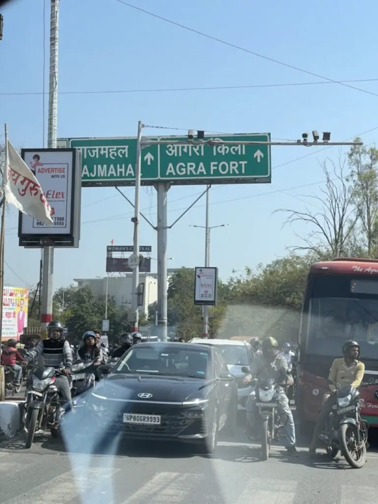 panneau de circulation indiquant le taj mahal et le fort agra en inde