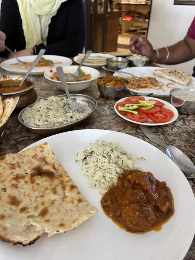 Pause Repas indien à Mewar sur la route de jaipur
