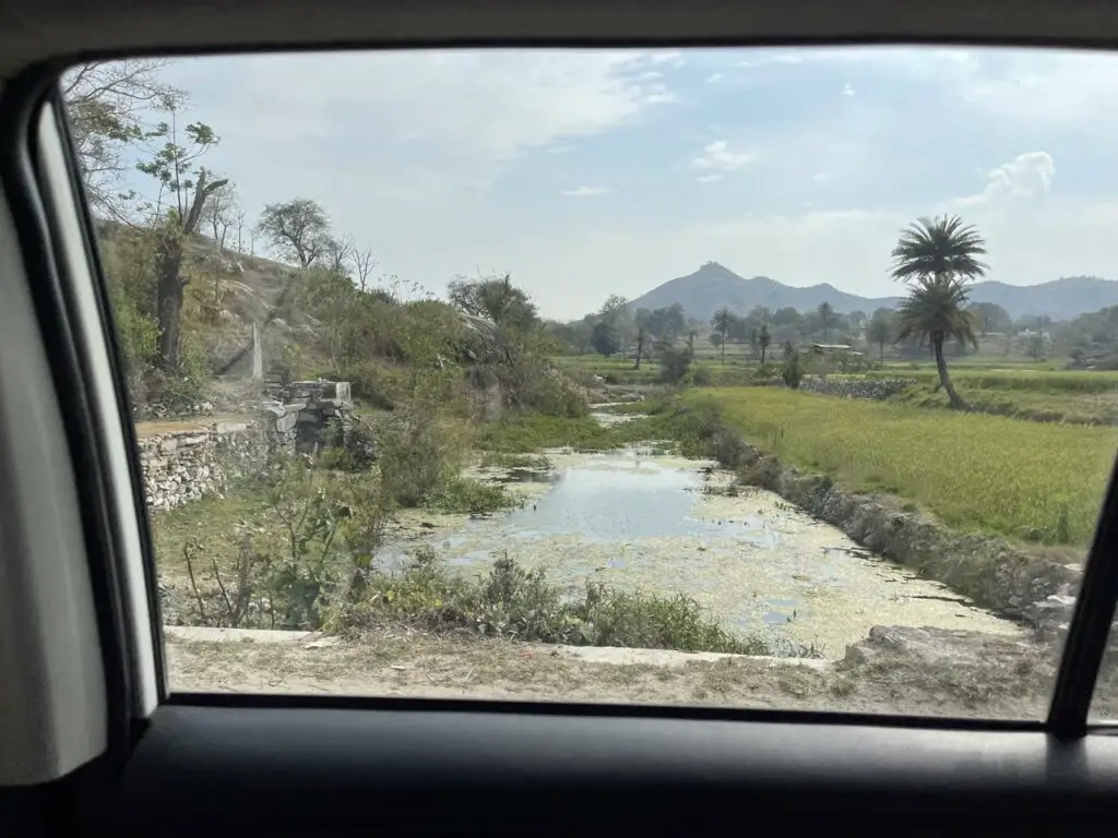 paysage entre ranakpur et Udaipur en inde