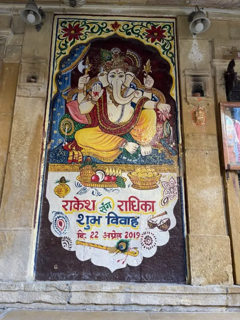 peinture de ganesh sur devanture d'une maison en inde