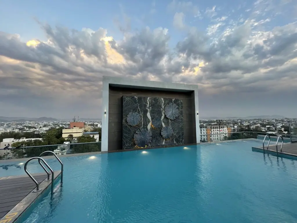 piscine du toit de l'hotel d'Udaipur