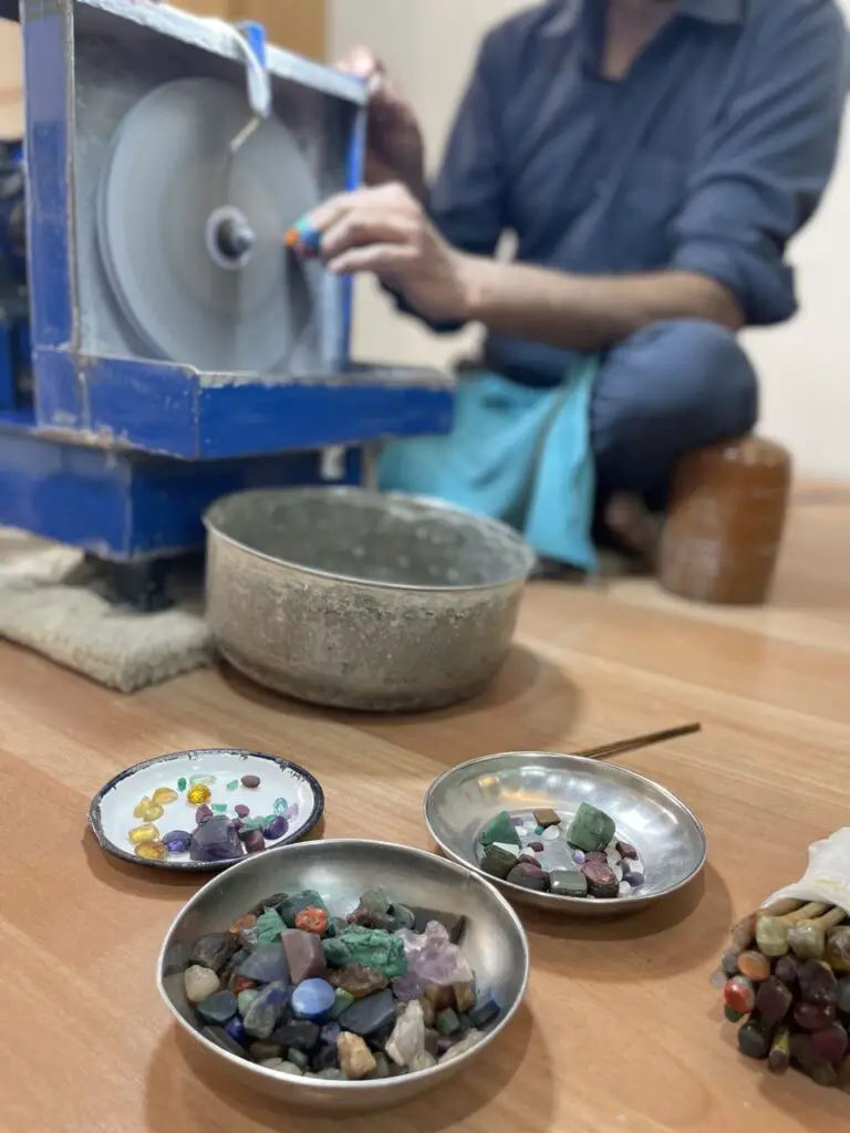 Polisage pierres précieuses dans atelier à Jaipur