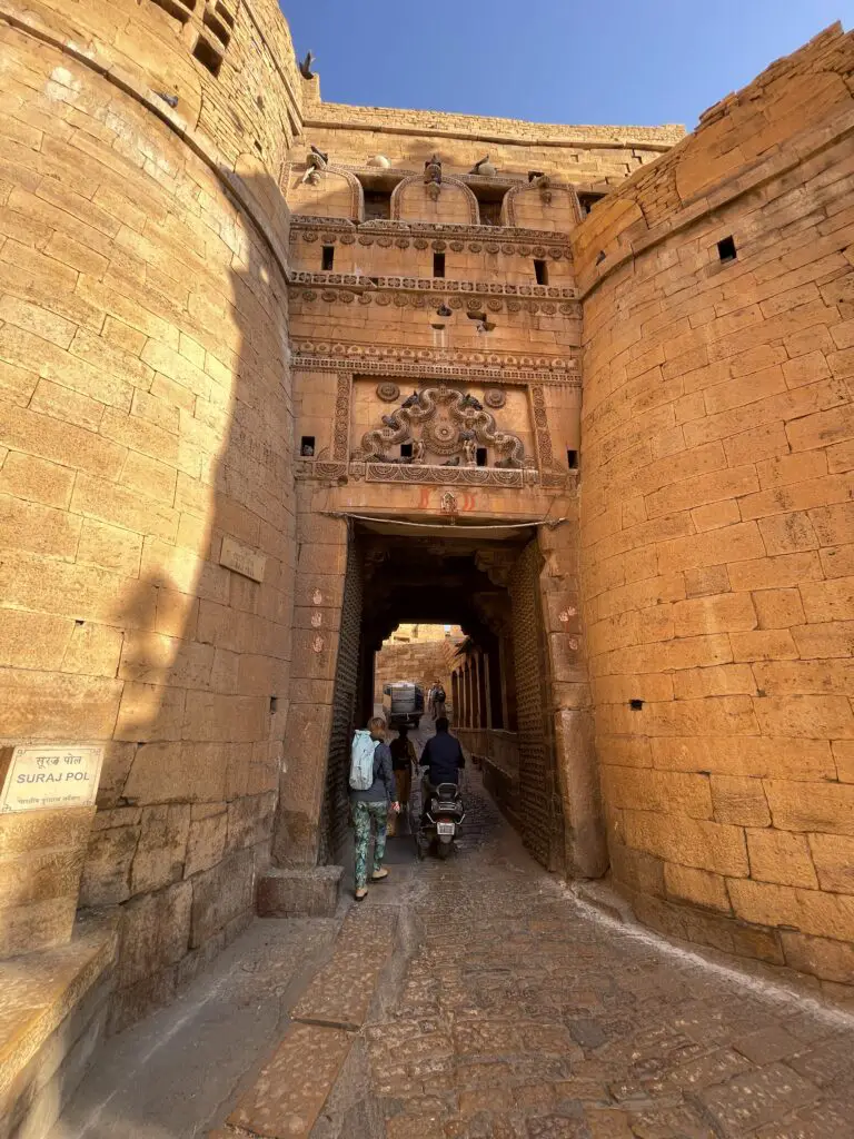 porte d'entrée dans la forteresse de jaisalmer en inde