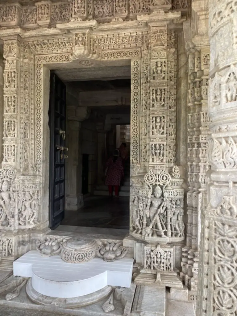 Porte d'entrée du temple de Ranakpur dans le rajasthan