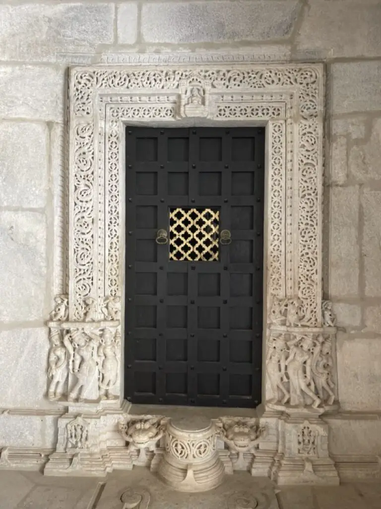 porte en bois inscrustré dans du marbre au Temple d'Adinath à Ranakpur