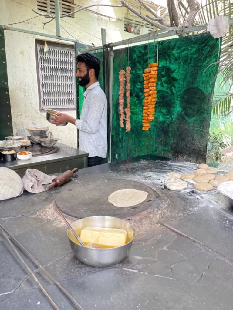 préparation des nans à l'ail au restaurant Viraasat à udaipur