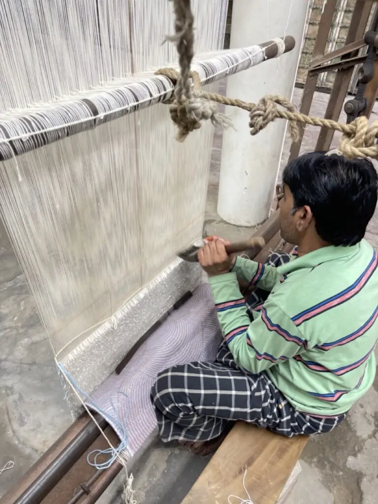process de fabrication d'un tapis en laine dans atelier de jaipur
