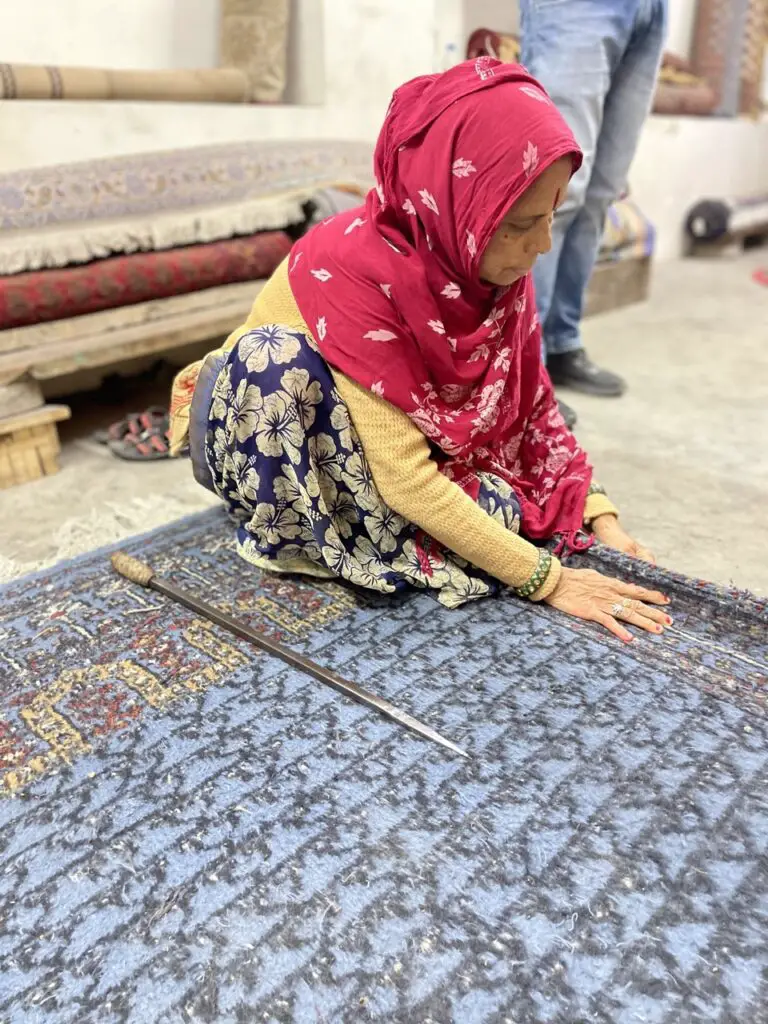 process de séparation des fils de laine d'un tapis à jaipur