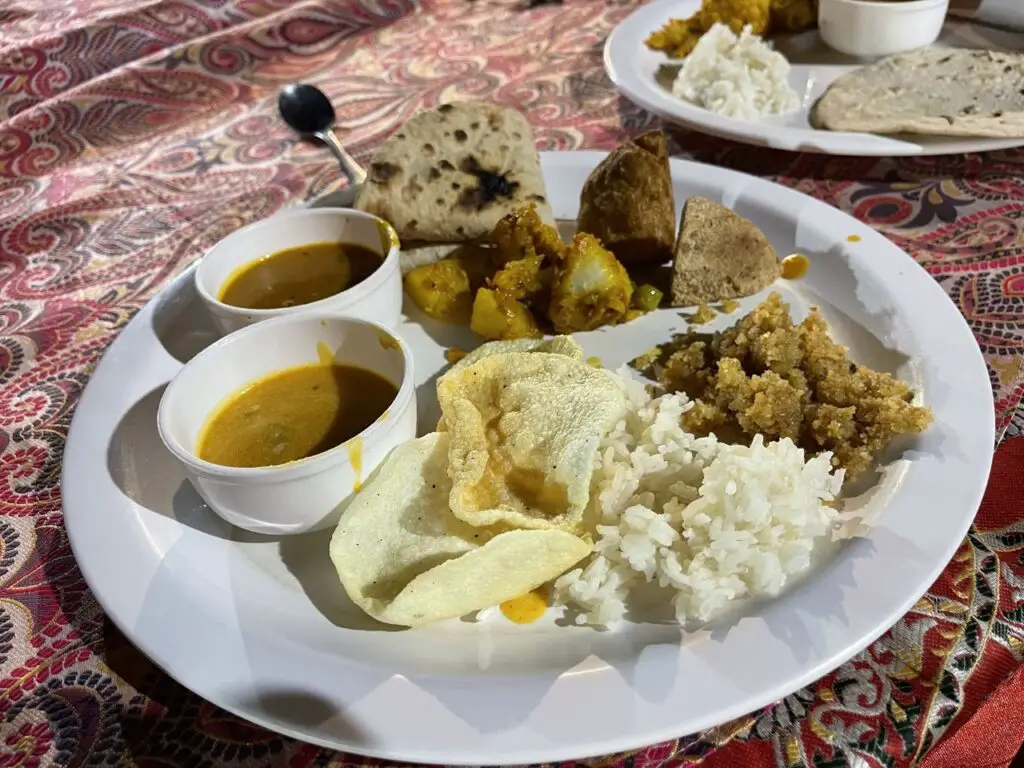 repas au Garh Rajputana dans le désert de sam au Rajasthan