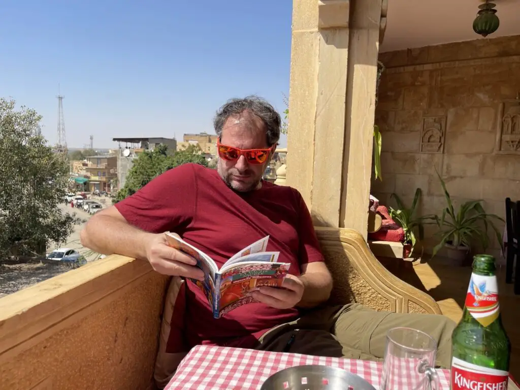 Repas en terrasse au restaurant The Lalgarh à Jaisalmer au Rajasthan