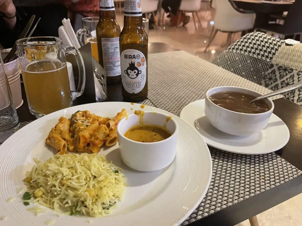 Repas et biere dans un hotel en inde à jodhpur