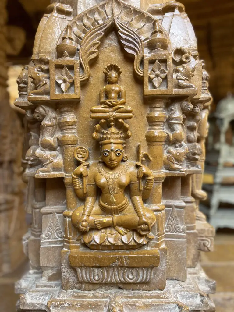 représentation dans du marbre au temple jain à Jaisalmer